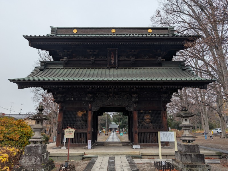 妻沼聖天山歓喜院参道入口に立つ高さ18mの八脚門・貴惣門、国指定重要文化財