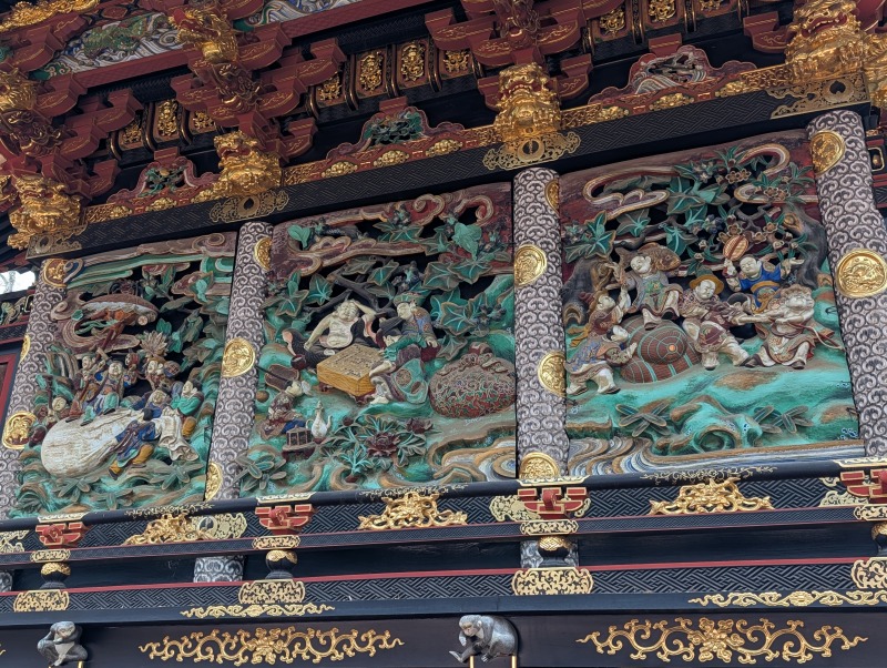 歓喜院聖天堂の外壁に施された唐獅子、龍、牡丹、鳳凰の精緻な彫刻