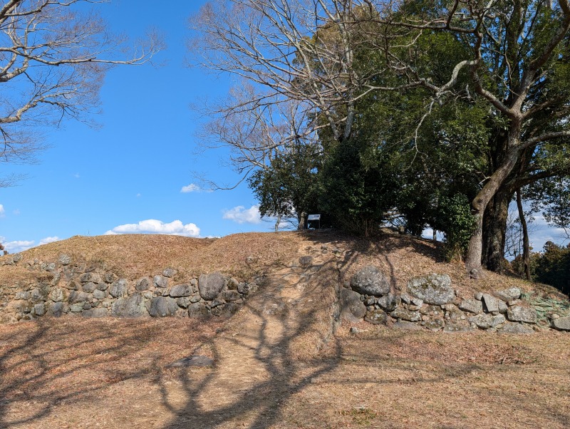 宇陀松山城 天守郭の石垣と曲輪