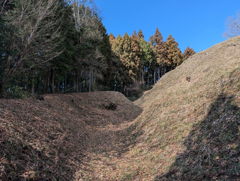 宇陀松山城 登城途中に残る空堀と土塁の遺構