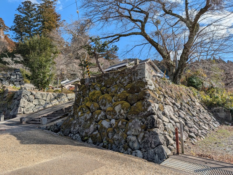 宇陀松山城 春日門跡に残る櫓台の石垣