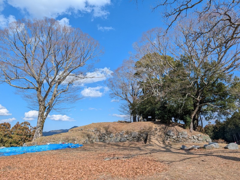 宇陀松山城 本丸跡の曲輪と礎石建物跡