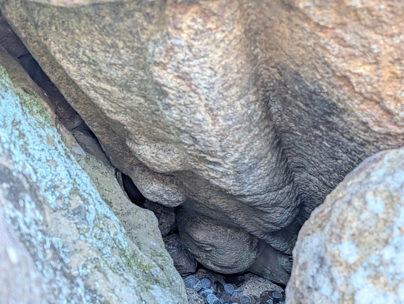 逆さ地蔵の転用石