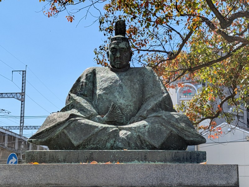 三原城天守台北側に立つ小早川隆景像