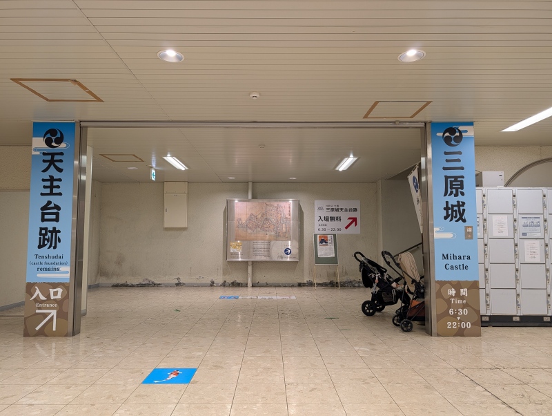 天守台跡への登城専用通路と広場