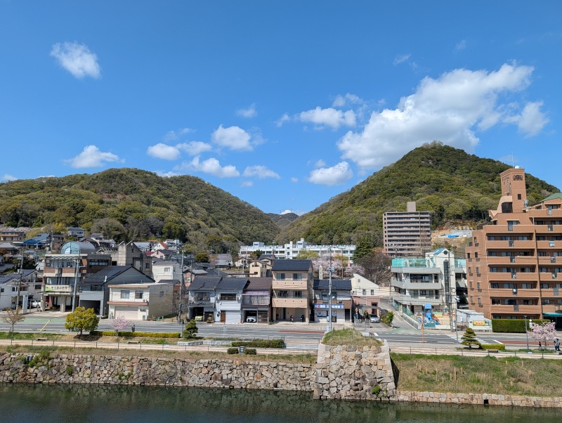 三原城天守台跡からの瀬戸内海と街並みの眺望