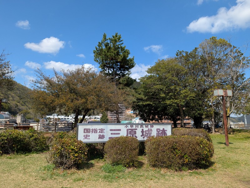 天守台跡の広場と芝生の整備された景観