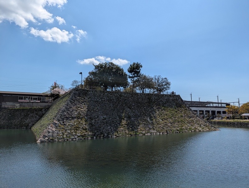 三原城跡へ徒歩移動中の石垣と堀