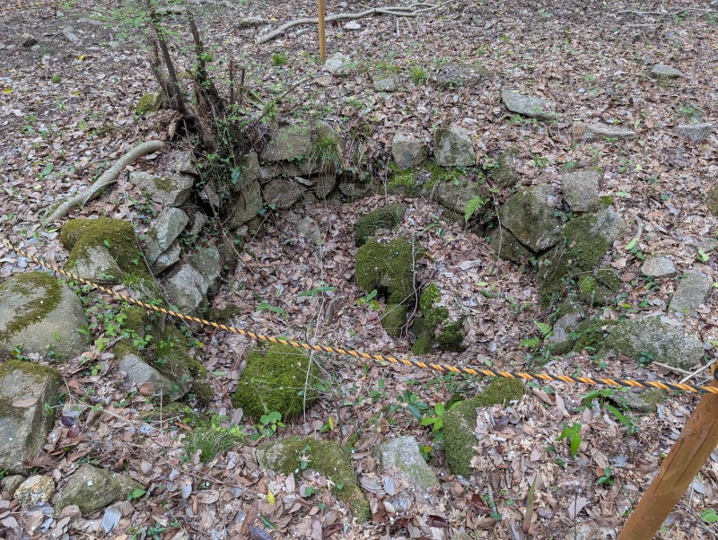 釣井の段に残る石積み井戸の様子