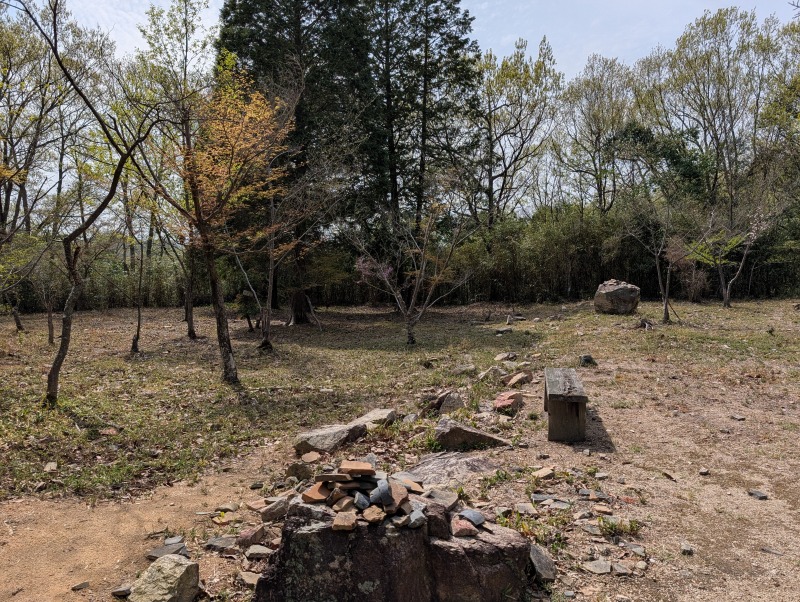 匡真寺跡に残る礎石や庭園跡の遺構